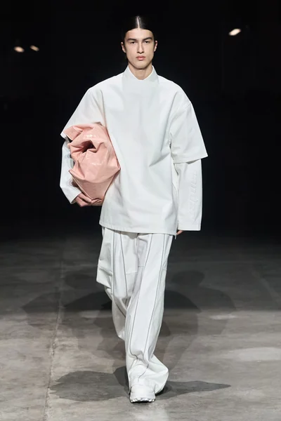 Look 10